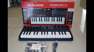 M-Audio Oxygen Pro Mini 32-Key USB MIDI Controller Piano Keyboard Drum Pads400 €